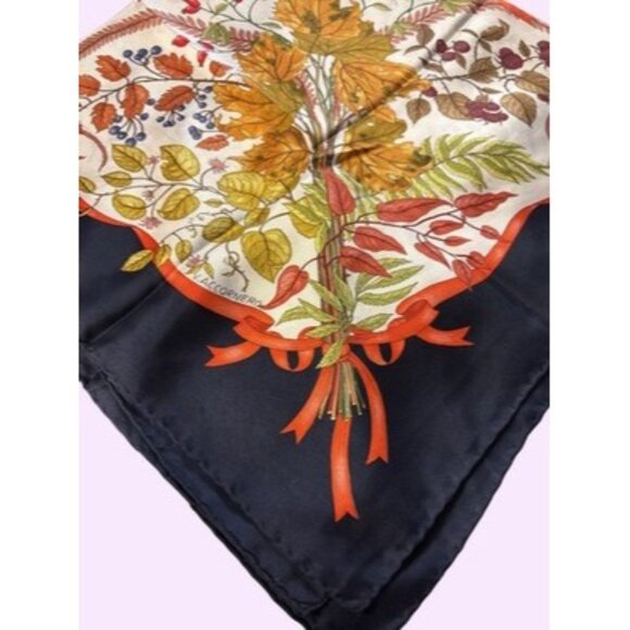 Gucci Scarf Acorn Fall Bouquet Floral Sun Flower Wreath Berries Silky Oversized - Picture 4 of 4